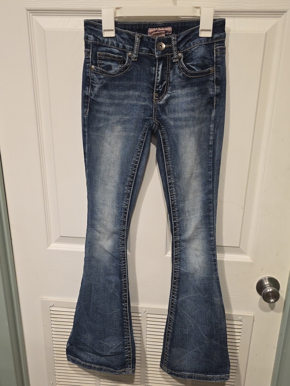 Women's Medium Wash Flared Jeans - Brand Unknown